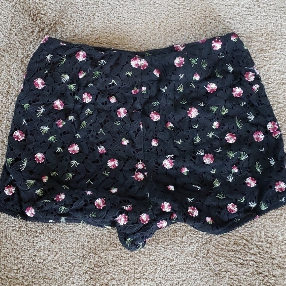 Kendall and Kylie High waisted Lace Floral Short - Picture 5 of 6